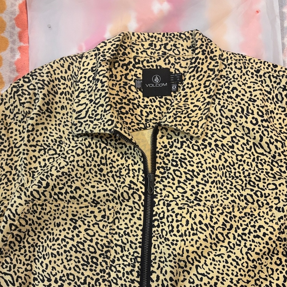 Volcom Tan and Black Animal Print Women's Jacket Size XL